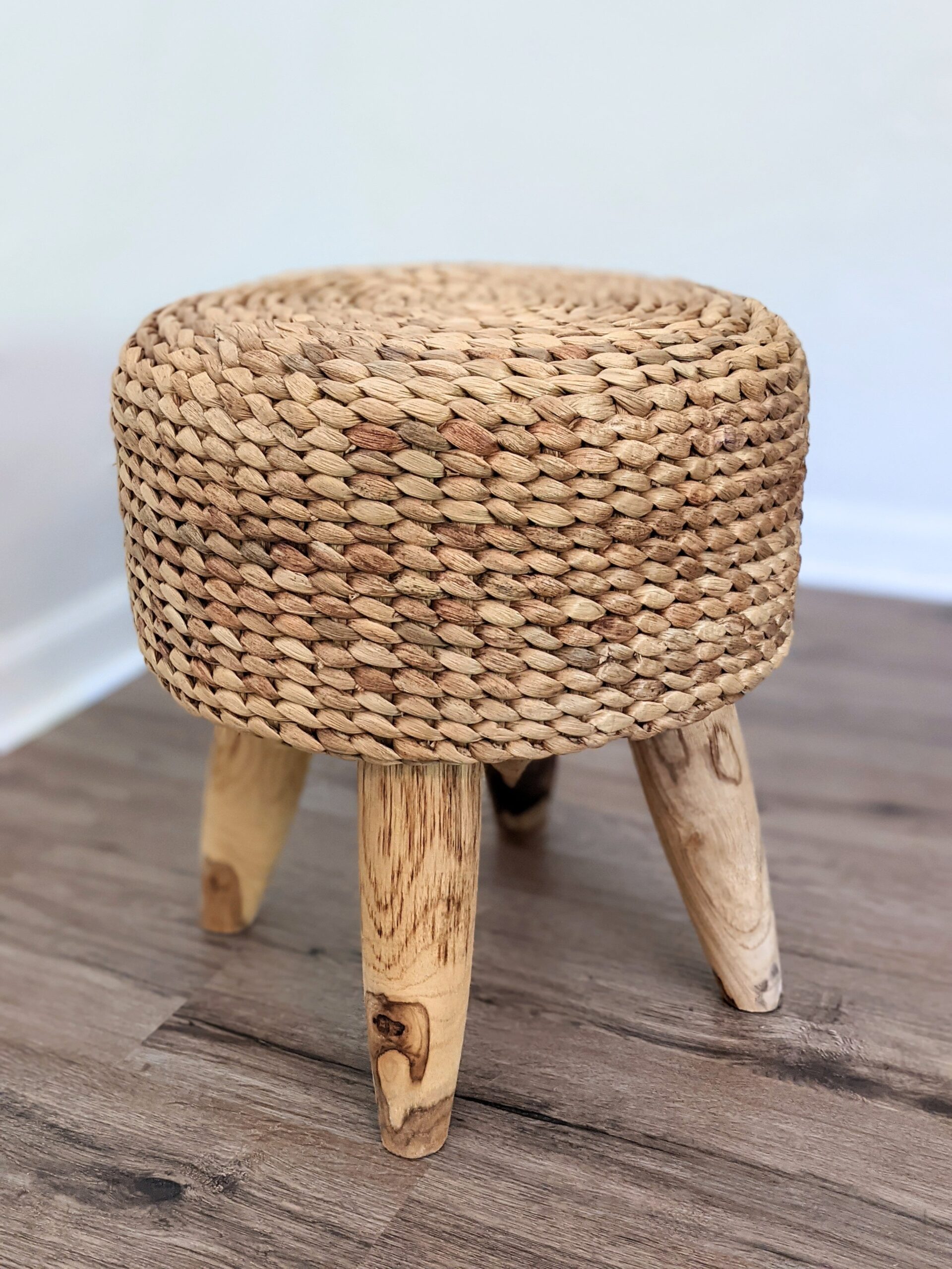 18" Round Hand Woven Water Hyacinth Ottoman Foot Stool Handmade Home Decor Night Stand Accent Display Side End Table